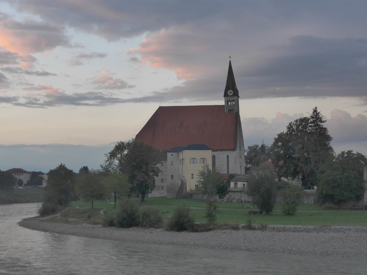 (197'613) - Kirche in Oberndorf mit Salzach am 15. September 2018