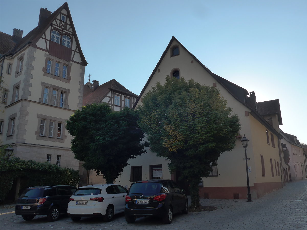 (198'303) - Huser mit zwei Bumen und Autos am 15. Oktober 2018 in Altdorf