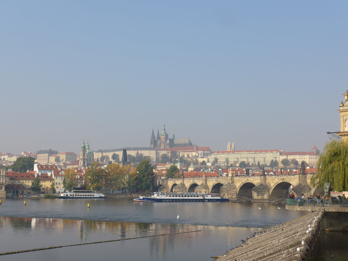 (198'401) - Prager Burg und Karlsbrcke an der Moldau am 18. Oktober 2018 in Praha