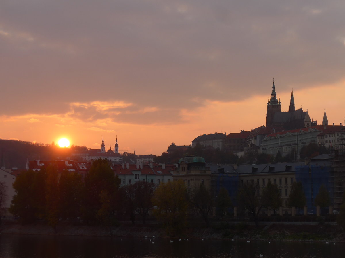 (198'767) - Sonnenuntergang mit Pragerburg am 19. Oktober 2018 in Praha
