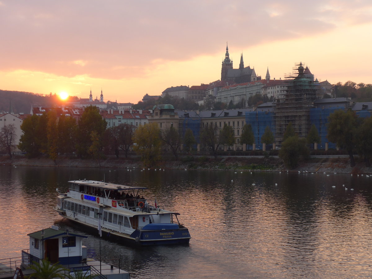 (198'770) - Motorschiff Danubio Praha auf der Moldau mit Sonnenuntergang und Pragerburg am 19. Oktober 2018 in Praha