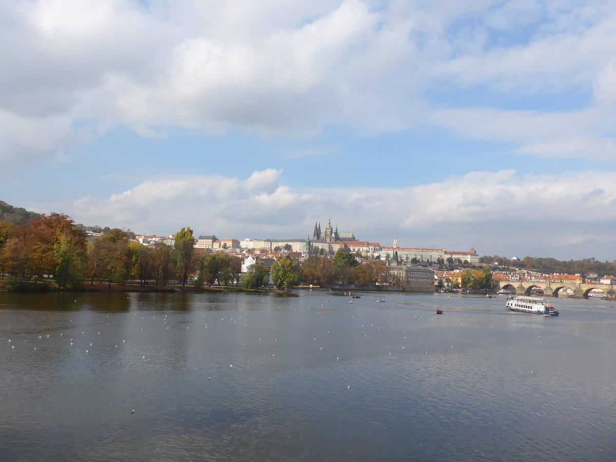 (198'875) - Die Moldau mit Pragerburg und Karlsbrcke am 20. Oktober 2018 in Praha