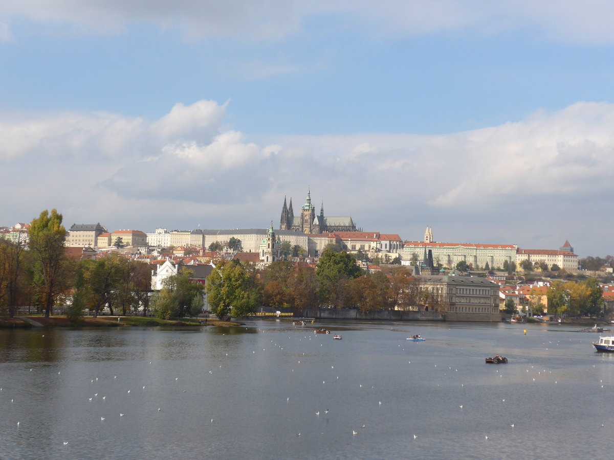 (198'876) - Die Moldau mit Pragerburg am 20. Oktober 2018 in Praha