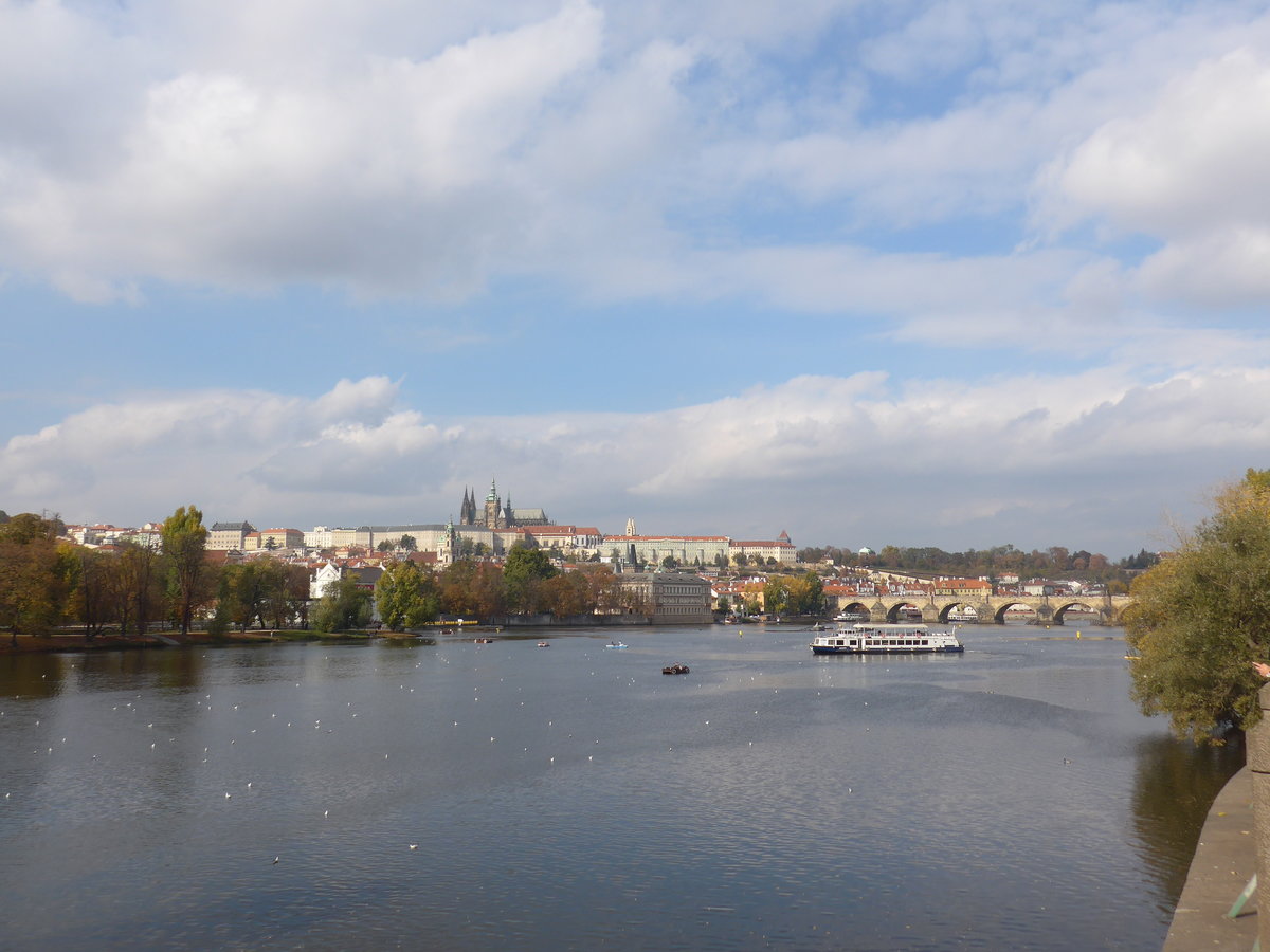 (198'877) - Die Moldau mit Pragerburg und Karlsbrcke am 20. Oktober 2018 in Praha