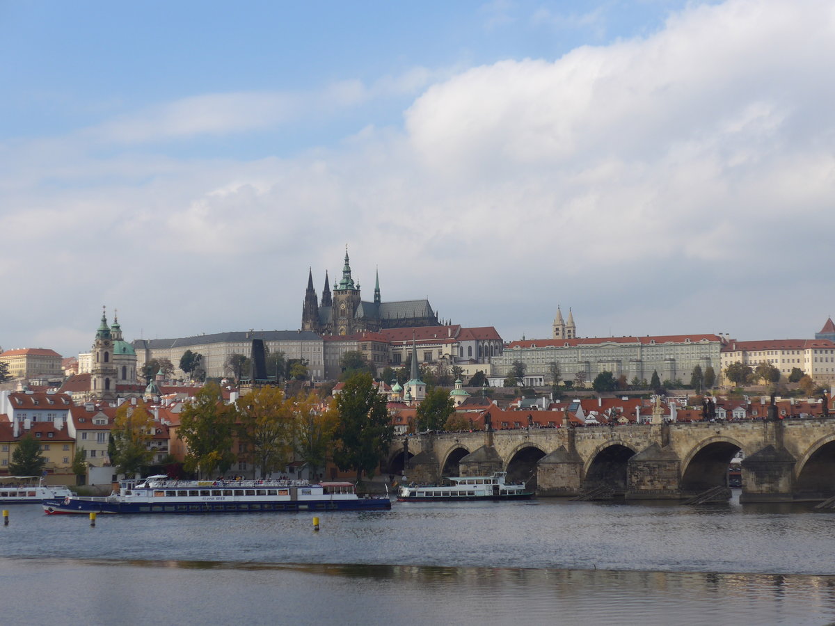 (198'881) - Die Moldau mit Pragerburg und Karlsbrcke am 20. Oktober 2018 in Praha
