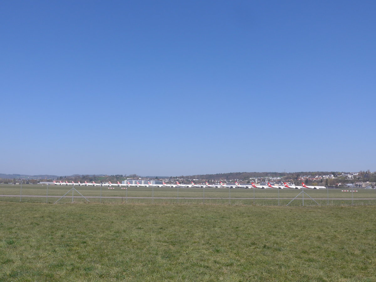 (215'908) - 23 Flugzeuge der Swiss und Edelweiss Air stehen am 6. April 2020 auf dem Flugplatz Dbendorf