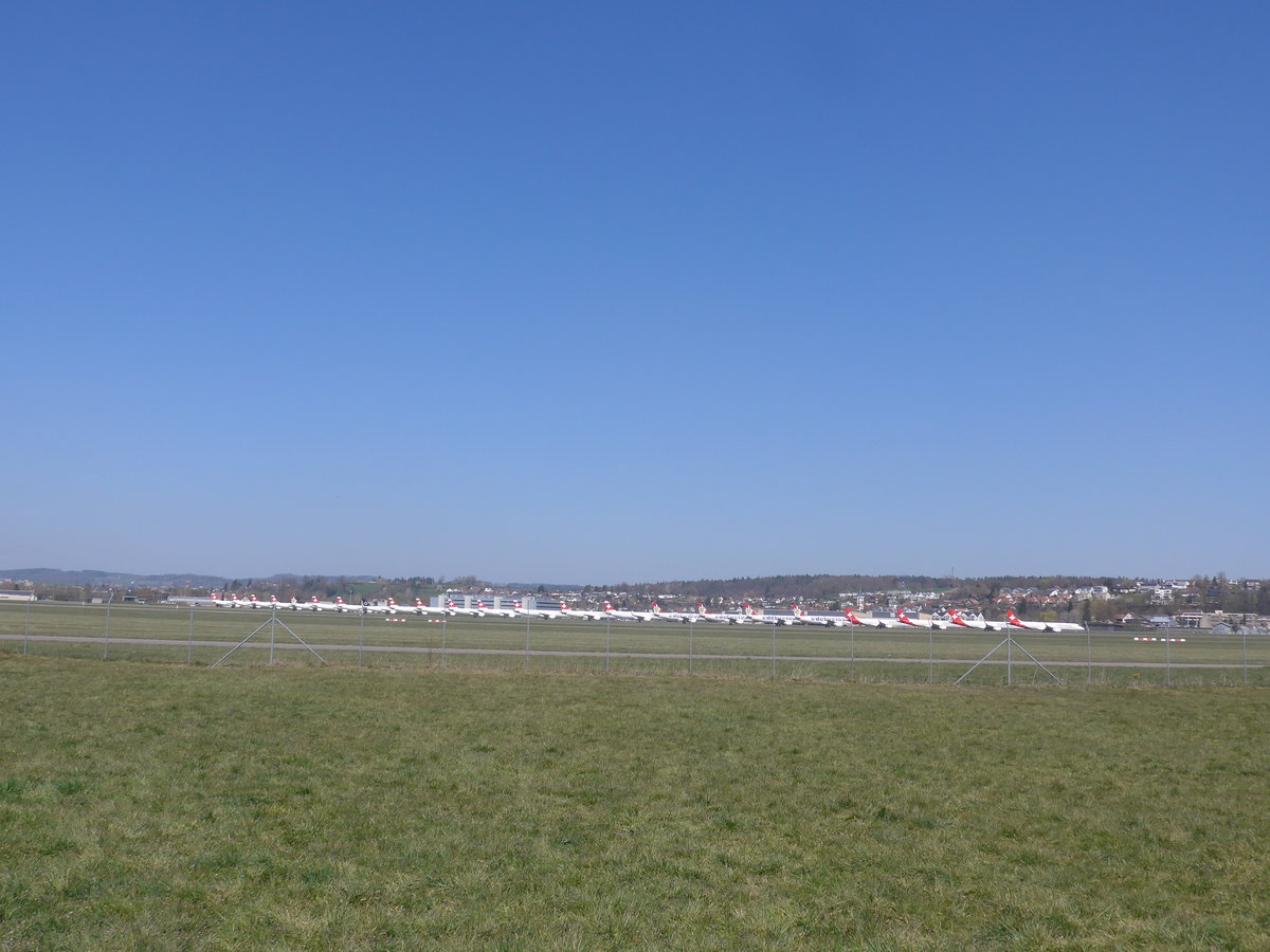 (215'909) - 23 Flugzeuge der Swiss und Edelweiss Air stehen am 6. April 2020 auf dem Flugplatz Dbendorf