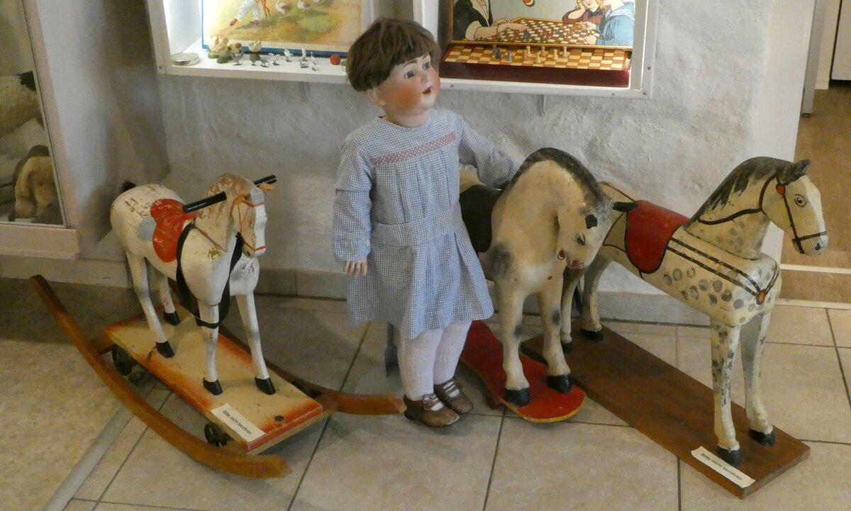 (241'559) - Puppe mit Rssli am 18. Oktober 2022 in Spiez, Spielzeugmuseum