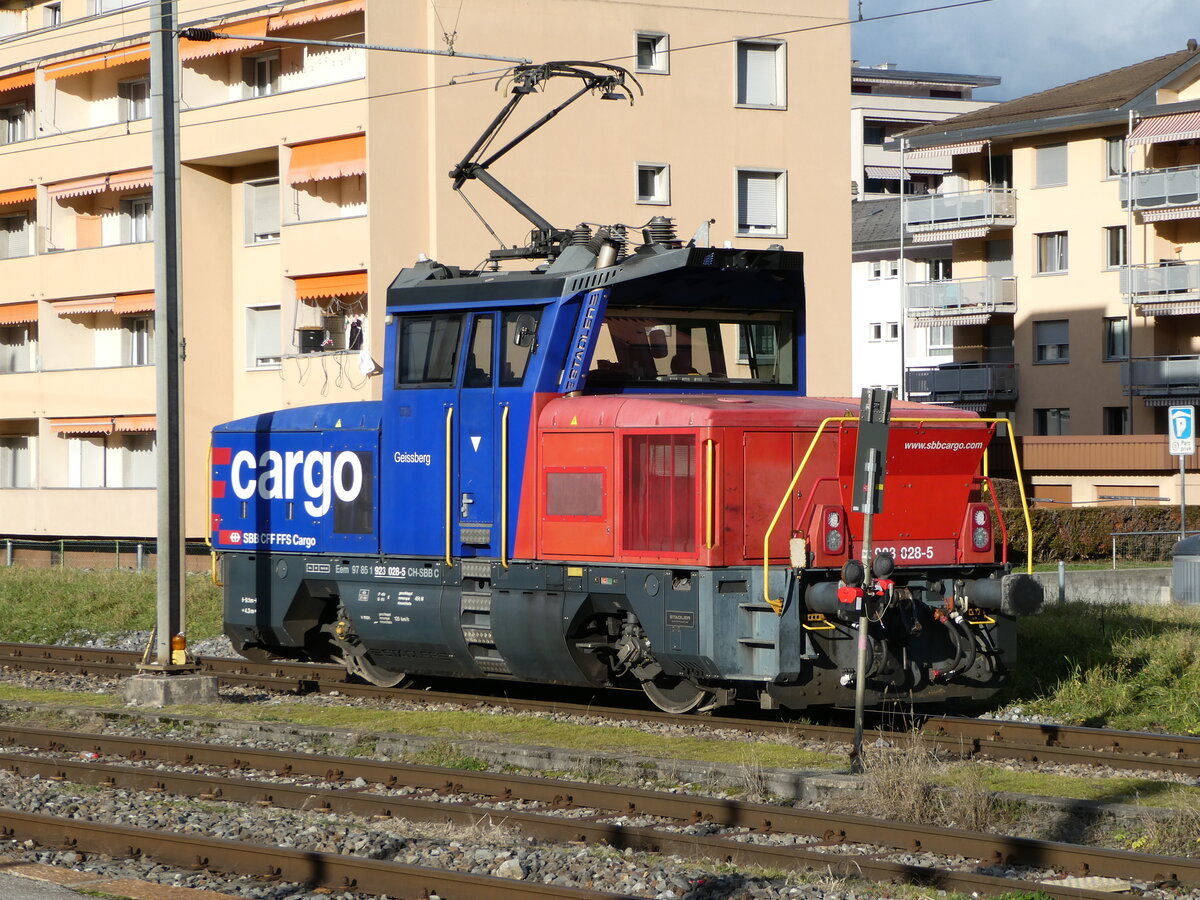 (244'240) - SBB-Rangierlokomotive - Nr. 923'028-5 - am 27. Dezember 2022 im Bahnhof Monthey