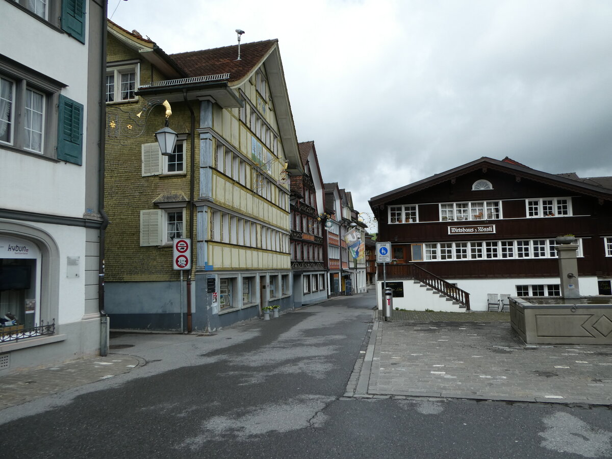 (249'116) - Strasse und Huser am 25. April 2023 in Appenzell