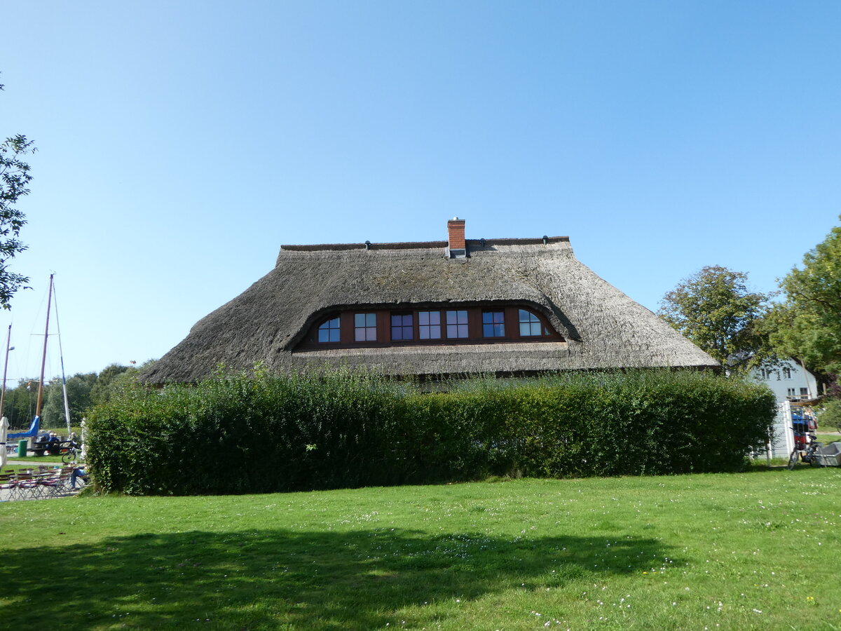 (254'662) - Schilfdachhaus am 2. September 2023 in Kloster