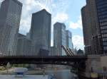 chicago/369703/152771---auf-dem-chicago-river (152'771) - Auf dem Chicago River am 14. Juli 2014 geht es unter einer Brcke hindurch 