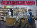 (183'035) - Konsum Lebensmittelladen mit Motorfahrrad am 8. August 2017 in Dresden, Die Welt der DDR