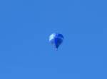 (155'843) - Ein Heissluftballon ber dem Niesen am 19. Oktober 2014