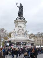 (166'975) - Denkmal auf dem Place de la Rpublique am 16. November 2015 in Paris