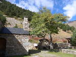 (185'258) - Ein Baum bei der Einsiedlerkapelle Sant Gil am 26. September 2017 im Vall de Nria