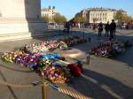 blumen/466494/166710---blumen-zum-gedenken-an (166'710) - Blumen zum Gedenken an die Terroropfer vom 13. November am 15. November 2015 beim Arc de Triomphe in Paris