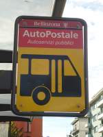 (147'641) - PostAuto-Haltestelle - Bellinzona, Bahnhof - am 5. November 2013 (diese nostalgische Haltestelletafel ist immer noch in Betrieb)