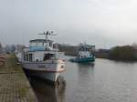 drachten/405829/156966---das-motorschiff-munot-und (156'966) - Das Motorschiff Munot und der Schlepper Henja am 20. November 2014 in Drachten