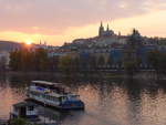 sonnenuntergang/643276/198770---motorschiff-danubio-praha-auf (198'770) - Motorschiff Danubio Praha auf der Moldau mit Sonnenuntergang und Pragerburg am 19. Oktober 2018 in Praha