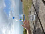 (190'744) - Da kommt eine ausgestreckte Hand zur Flasche mit Wasser am 21.