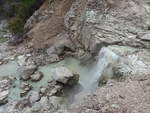 (191'144) - Kleiner Wasserfall im Wai-O-Tapu Thermal Wonderland am 23.
