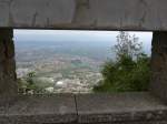 (165'620) - Durchblick durchs Mauerloch am 24. September 2015 auf San Marino