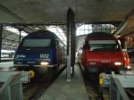 Elektrische Lokomotiven/269012/133585---bls-lok---nr-002 (133'585) - BLS-Lok - Nr. 002 + SBB-Lok - Nr. 460'026-8 - am 14. Mai 2011 im Bahnhof Luzern