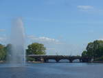 (204'880) - Springbrunnen mit Lombardsbrcke und ICE-Zug am 11. Mai 2019 in Hamburg