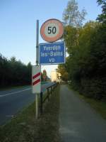 (140'918) - Ortstafel von Yverdon-les-Bains mit Geschwindigkeitsbeschrnkung am 27.