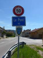 (161'355) - Geschwindigkeitsbeschrnkung und Ortstafel am 28. Mai 2015 in Le Pont