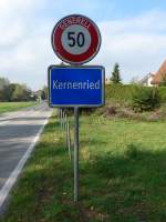 (166'220) - Ortstafel von Kernenried am 12. Oktober 2015