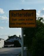 (250'925) Ortstafel von Rottersdorf am 3. Juni 2023 