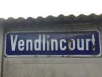 (220'367) - Altes Schild vom Bahnhof Vendlincourt am 31. August 2020 gut versteckt hinter einem Unterstand!