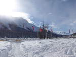 (188'108) - Schnee und Fahnen am 3. Februar 2018 in St. Moritz