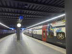 (215'899) - Der Bahnhof Zrich-Flughafen um 12.15 mittags am 6. April 2020