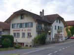 (173'216) - Restaurant de la Croix und PostAuto-Haltestelle am 21.
