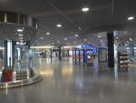 (215'901) - Im Flughafen Zrich-Flughafen um 12.15 Uhr mittags am 6.