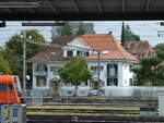 hauser/822267/253291---zur-haelfte-renoviertes-haus (253'291) - Zur Hlfte renoviertes Haus am 1. August 2023 beim Bahnhof Solothurn