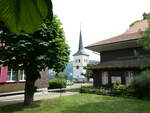(252'152) - Der Kirchturm der Kirche am 27. Juni 2023 in Guggisberg