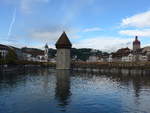 (185'137) - Die Kapellbrcke mit dem Wasserturm in Luzern am 18.