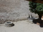 (172'911) - Zwei Brunnen am 13. Juli 2016 im Schlosshof Grandson