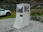 (239'936) - Gedenkstein zum Bau der Staumauer am 4. September 2022 in Mauvoisin