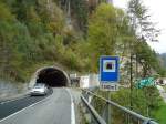 (130'322) - Im Frutigspissen Ladholz: Hinweistafel Tunnel + Linterfluhtunnel-Einfahrt auf der Ladholzseite am 11.