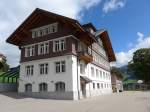 Adelboden/456034/164432---das-schulhaus-dorf-am (164'432) - Das Schulhaus Dorf am 6. September 2015 in Adelboden