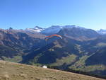 (185'855) - Gleitschirmflieger am 15. Oktober 2017 am Tschenten oberhalb Adelboden