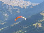 (185'856) - Gleitschirmflieger am 15. Oktober 2017 am Tschenten oberhalb Adelboden
