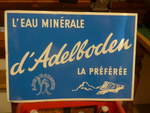 Adelboden/691208/214514---schild-leau-minrale-dadelboden (214'514) - Schild 'L'eau minrale d'Adelboden la prfre' am 19. Februar 2020 im Heimatmuseum Adelboden