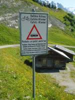 Grindelwald/278545/134797---gefahrenschild-radfahrer-vs-postauto (134'797) - Gefahrenschild Radfahrer vs. Postauto auf der Grossen Scheidegg bei Grindelwald am 3. Juli 2011