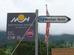 (153'576) - Hinweisschilder zum Mountain Hostel in Grindelwald am 3. August 2014
